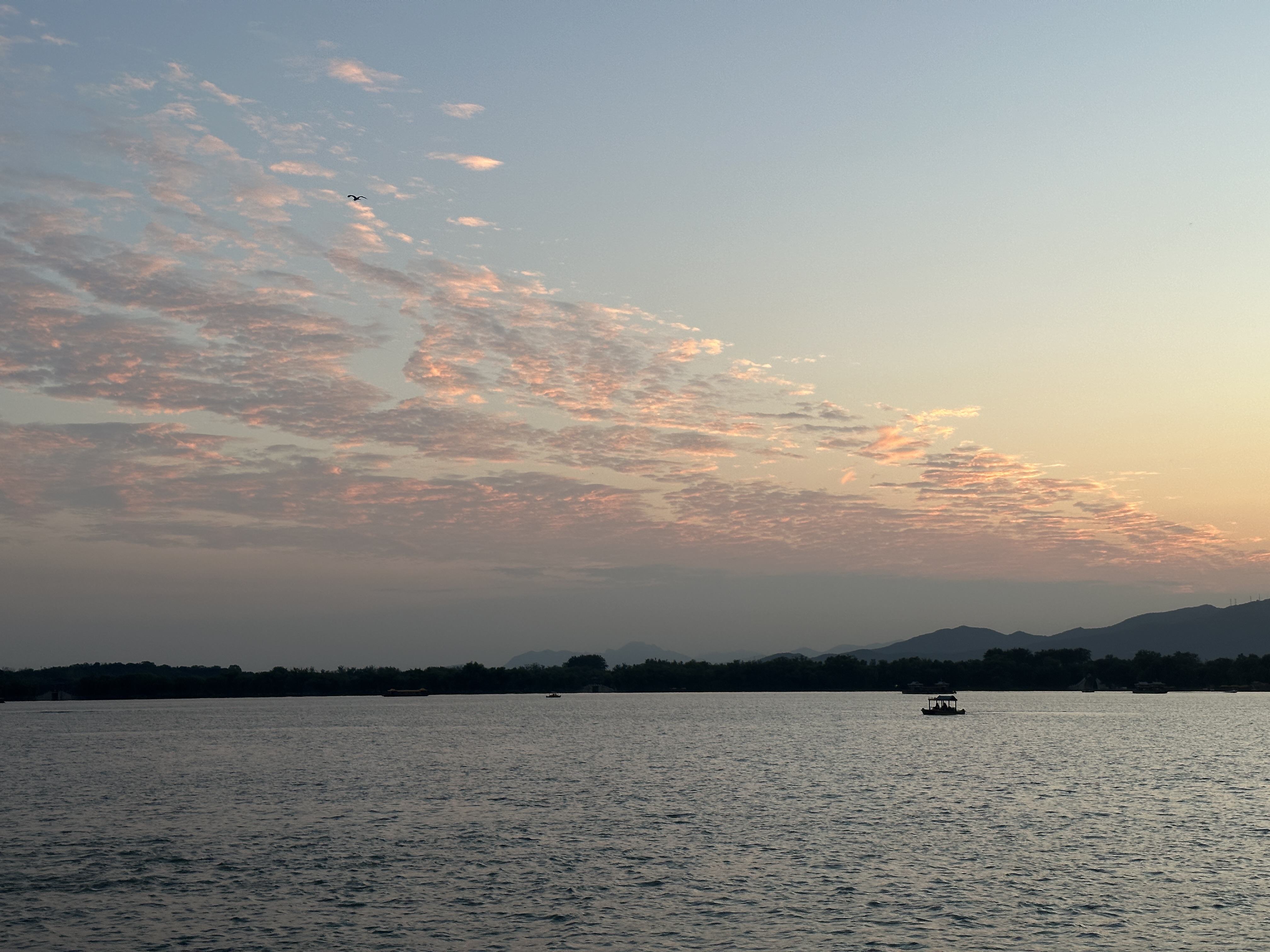 湖边日落